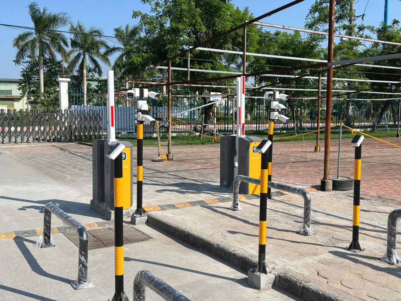Hệ thống barrier tự động và camera kiểm soát ra vào bãi đỗ xe ngoài trời